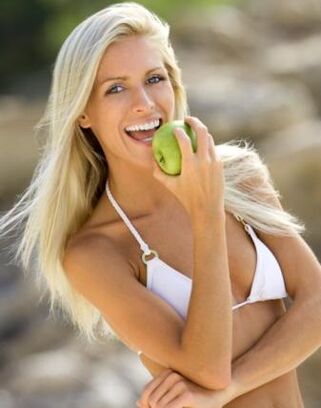 Bir kız ayda 10 kilo vermek için elma yiyor